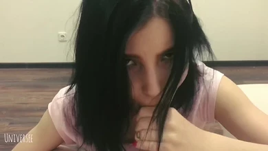 Брюнетка нализывает и насасывает хуй с громким причмоком, до самого окончания в рот