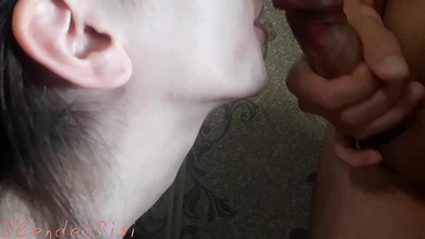 Игривая молодая студентка активно сосёт пацану член и получает сперму в свой ротик