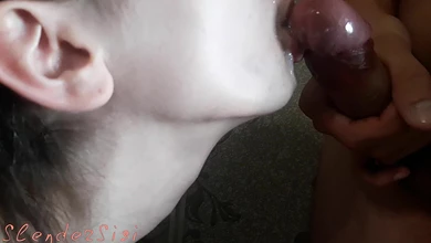 Игривая молодая студентка активно сосёт пацану член и получает сперму в свой ротик