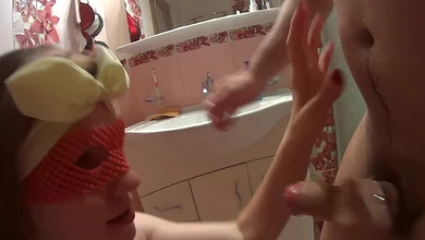 Квартирантка пробирается в душевую к хозяину, чтобы отсосать хуй в день выплаты аренды за комнату