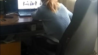 Парень с чулком на голове без смазки долбит подружку в жопу, чтобы та кричала доставляя ему наслаждение