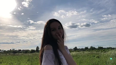 Чувак вывез сельскую девку в поле, и трахнул в рот в машине после мастурбации