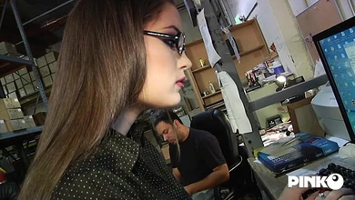 Молодая начальница, спасая заказ, отсосала четырём крепким грузчикам и была ими круто обкончана