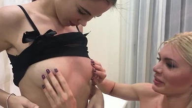 Мацанье сисек, лизание пёзд и весёлый лесбийский разврат от хорошеньких шлюшек-подружек