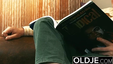 Седина в бороду - бес в ребро! Старичку тоже хочется ебаться. И ему  удалось  присунуть молодухе!