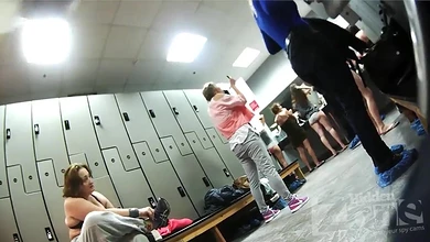 Огромная женская раздевалка. Море голых баб всех возрастов и размеров! Скрытая камера