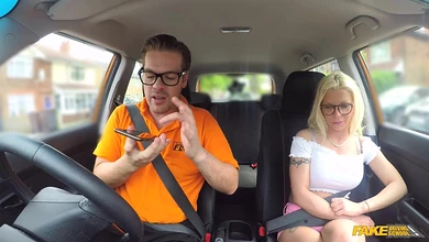 Незнакомка с огромными сиськами легко соглашается на секс с таксистом