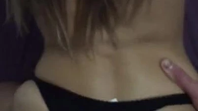 Мужик поставил жопастую украинку раком и трахая ее сзади, снимает все на камеру