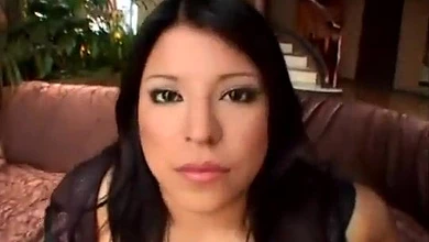 Богатая сучка была выебана большим писюном и накормлена спермой из семи хуёв сразу