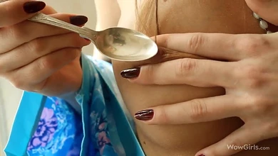 Изящная красотка гладит себя и мастурбирует ложкой. Нежность и похоть текущей малышки