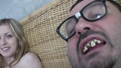 Молоденькая симпатичная шалашовка поебалась с противным соседом