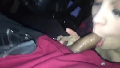 Девка во время поездки решила подрочить и отсосать хуй водителю, после приняла сперму в ротик