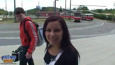 Пацаны сняли молодую тёлку в торговом центре и трахнули на подстилке в лесу