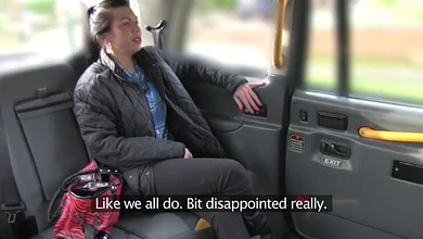 Таксист раскатал брюнетку на секс прямо у себя в машине на заднем сидении