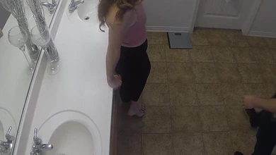 Белокожая блондинка с длинными волосами жарко ебется в общественном туалете с немолодым бородачом.