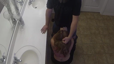 Белокожая блондинка  с длинными волосами жарко ебется в общественном  туалете с немолодым бородачом.