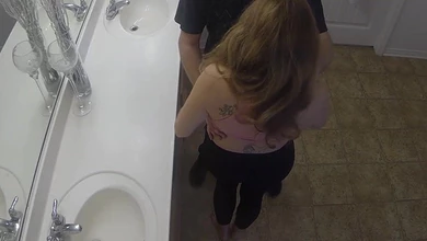 Белокожая блондинка  с длинными волосами жарко ебется в общественном  туалете с немолодым бородачом.