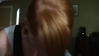 Рыженькая одногруппница зашла быстренько отсосать член в вечер перед экзаменом за помощь