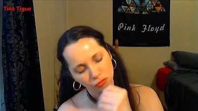 Брюнетка в чулках снимает мастурбацию сразу двух дырочек большими самотыками, а потом фистингом