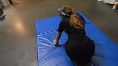 Подружка без трусиков соблазнила парня на секс во время занятий спортом. С окончанием на сиськи.