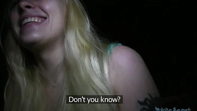 Девка не взяла деньги, когда увидела огромный хуй пикапера. Сочный минет и трах за гаражами.