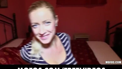 Телка с большими красивыми сиськами за пару минут соглашается на секс с пикапером в подворотне