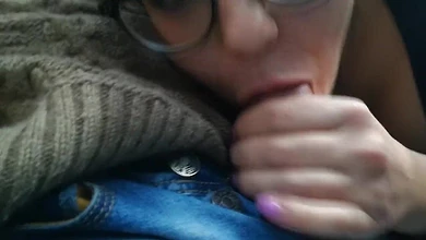 Чувак показал незнакомке член в автобусе, чем заманил к себе на сидения на минет