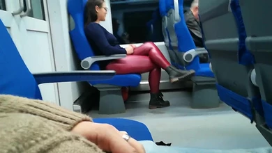 Чувак показал незнакомке член в автобусе, чем заманил к себе на сидения на минет