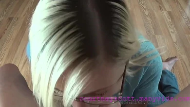 Сисястая жена в очках годно отсасывает хуй, извиняясь за запоздалый ужин