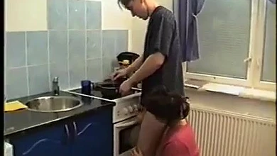 Зрелая мачеха возбуждает пасынка минетом, чтобы тот порадовал кунилингусом и еблей