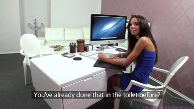 Пикаперы разводят секретаршу на секс в приемной, пока ждут босса и снимают трах на камеру