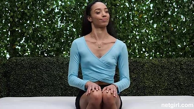 Зачётная худенькая латиночка ублажает смуглой писькой и ротиком хуй устроителя конкурса