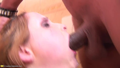 Брат шантажем заставил свою грудастую сестру в туалете сосать его хуй и лизать зад