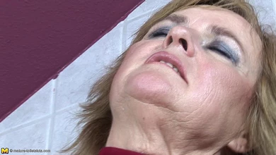 Любитель зрелых дырок трахает сексуальную бабулю, заставляя вылизать анал прямо в туалете