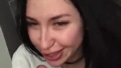 Попался слишком толстый член, но 19-летняя украинка всё же смогла его дососать