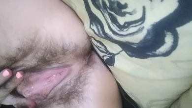 Милфа с волосатой пиздой доводит себя мастурбацией до струйного сквирта