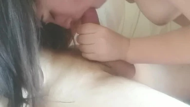 Выпившая тёлка после клуба не замечает, как её снимают во время отсоса