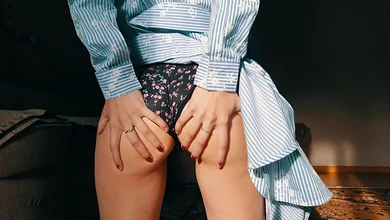 Украл с компа сестры записи домашней мастурбации. Ласкает себя в трусиках.