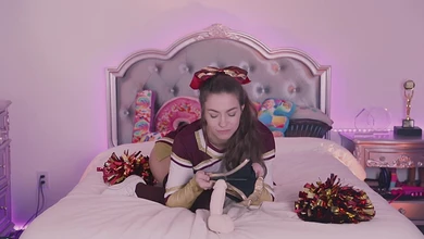 Молоденькая чирлидерша соскучилась по сочным хуям и усиленно сосёт искусственный член