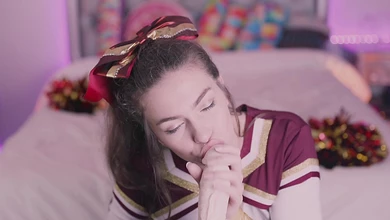 Молоденькая чирлидерша соскучилась по сочным хуям и усиленно сосёт искусственный член