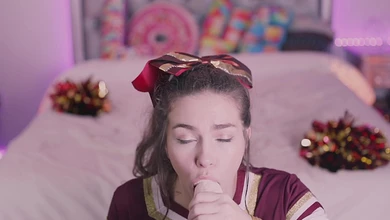 Молоденькая чирлидерша соскучилась по сочным хуям и усиленно сосёт искусственный член