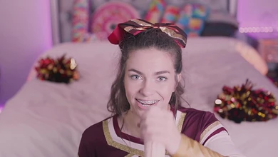 Молоденькая чирлидерша соскучилась по сочным хуям и усиленно сосёт искусственный член