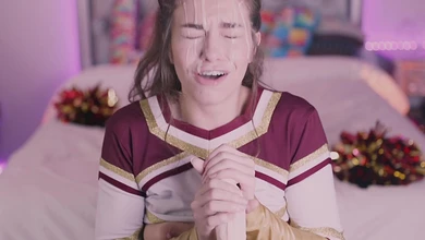 Молоденькая чирлидерша соскучилась по сочным хуям и усиленно сосёт искусственный член