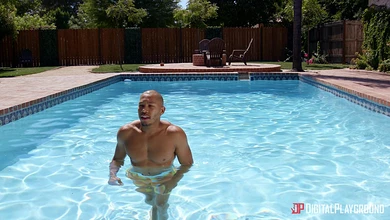 Негритос провалился в бассейн к двум чикулям, чтобы там их и выебать, как ему хочется