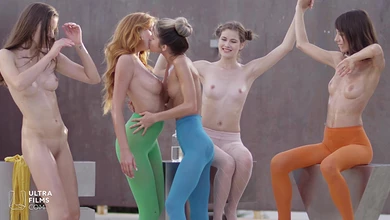 Пять весёлых подружек разделись, чтобы намазаться маслом и поласкаться на камеру