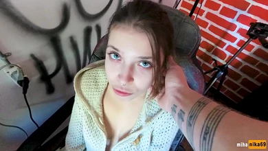 Чувак развратил очень милую тёлочку и кормит в рот и в пизду хуем со съёмкой на камеру