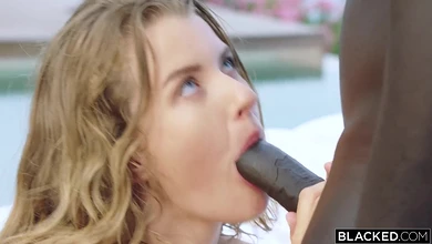 Жопастая Mia Melano съездила в отпуск, чтобы вдоволь попрыгать по черным хуям