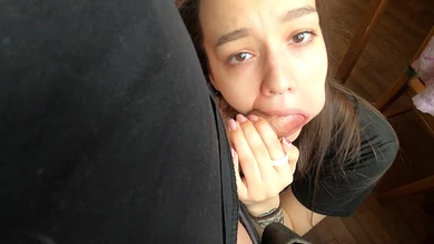 Девица всё хихикала и сосала писюн, а потом встала раком