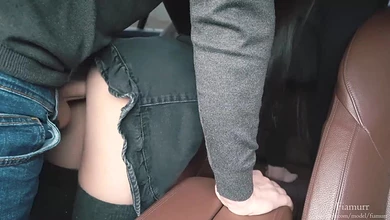 Элитная эскортница отдалась клиенту в машине без презика, дав в себя кончить