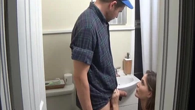 Спалил падчерицу за курением в ванной и тут же наказал сучку шлепками и еблей